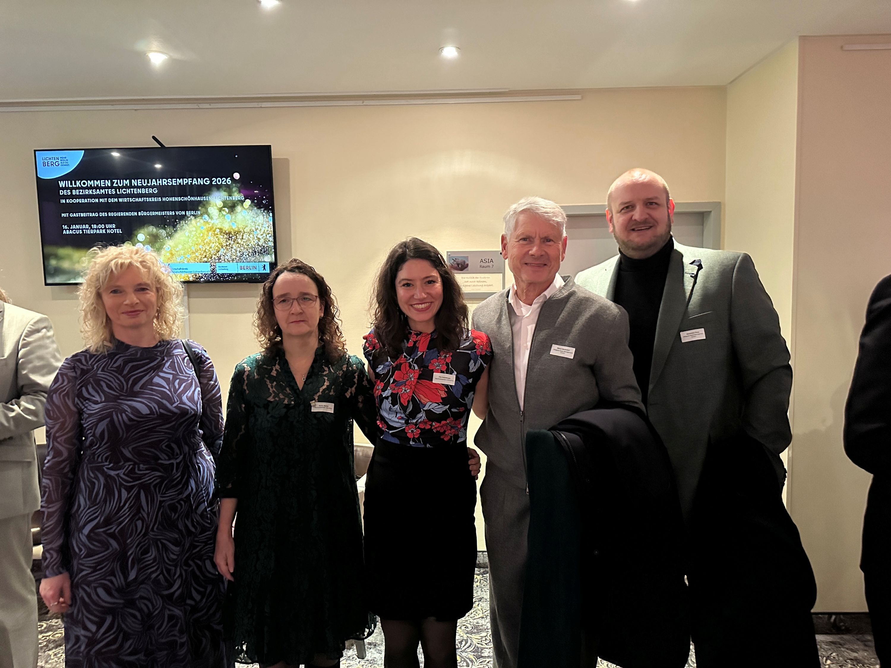 V.l. Dr. Cartrin Gocksch, Sandy Mattes und Filiz Keküllüoglu mit Bernd Neuendorf und Maximilian Sepp von ZEITGEIST Asset Management | BERLINboxx